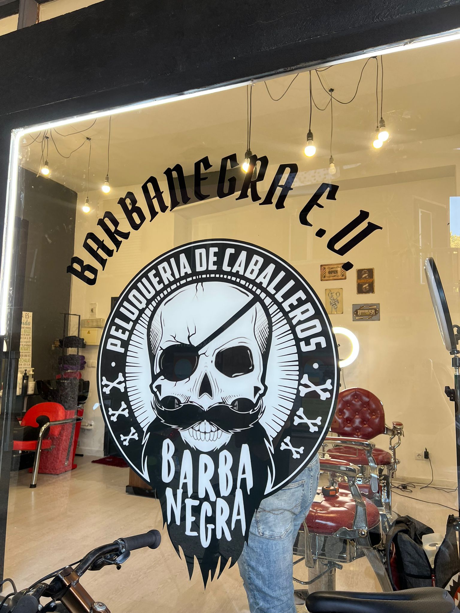 Vinilo escaparate Barba Negra — instalado por Yoka Rótulos